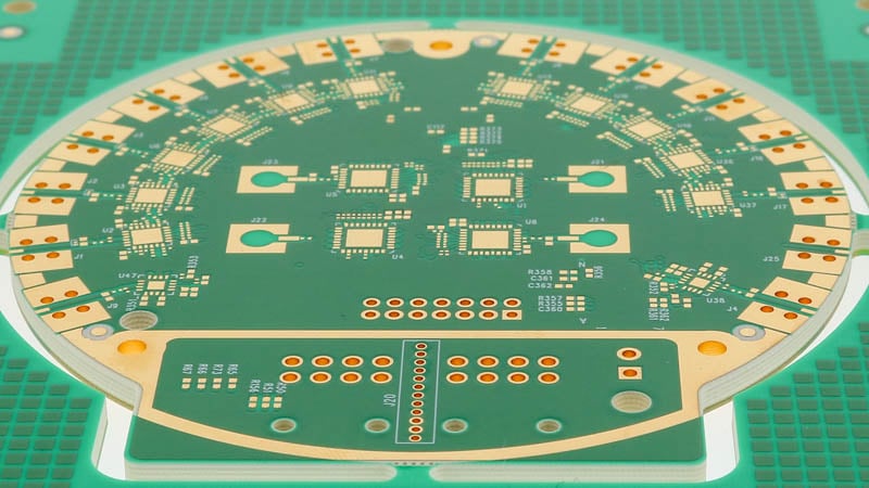Printed circuit board manufactured with Rogers material